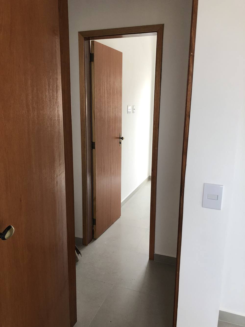 Corredor interno entre os cômodos em Cotia