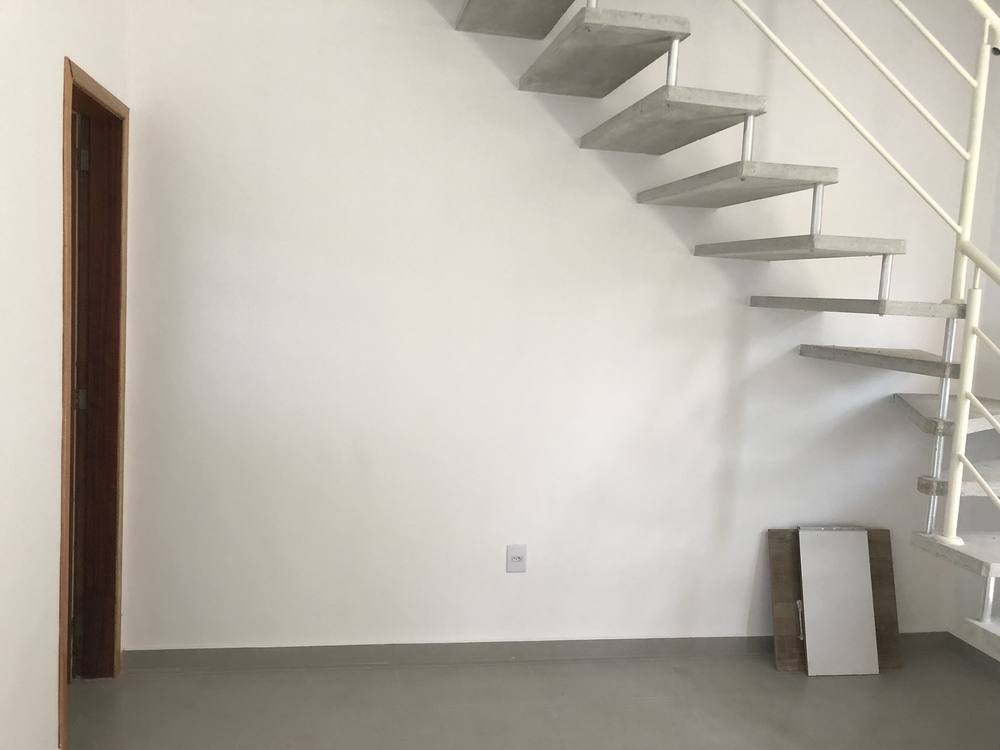 Detalhe da escada interna do sobrado em Cotia