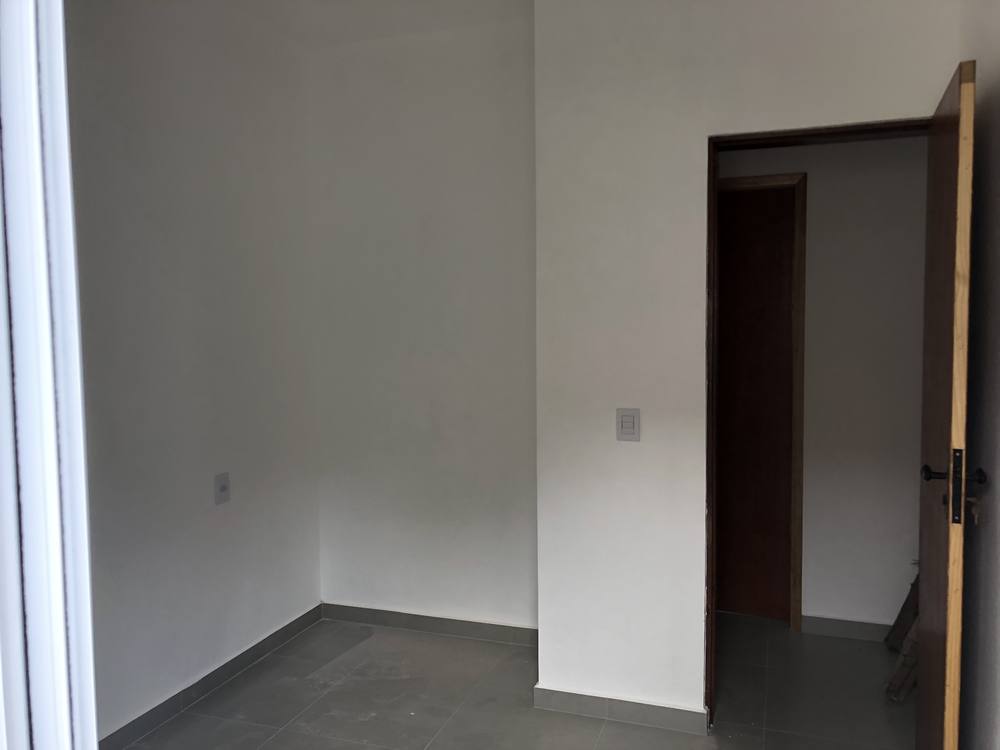 Quarto amplo em sobrado novo em Cotia
