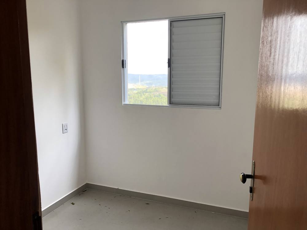 Segundo quarto com vista arborizada em casa nova em Cotia