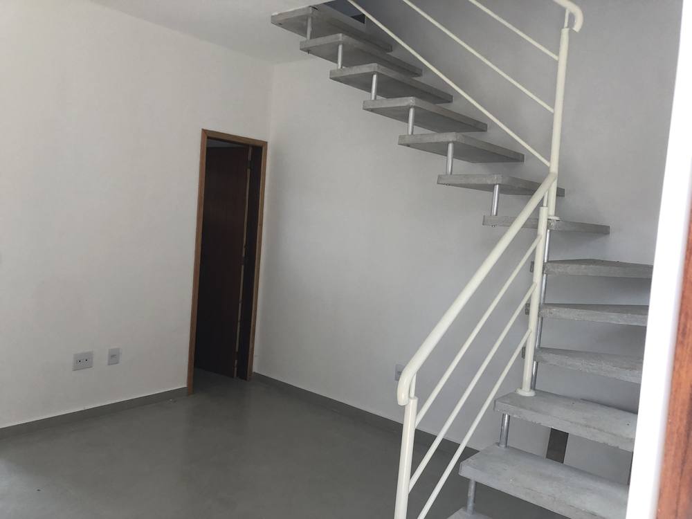 Sala de estar com escada em sobrado novo em Cotia