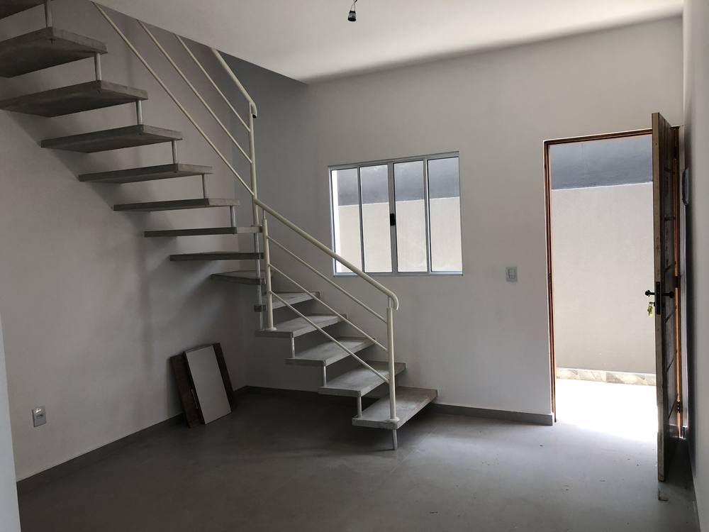 Sala integrada com vista para o quintal em casa nova em Cotia